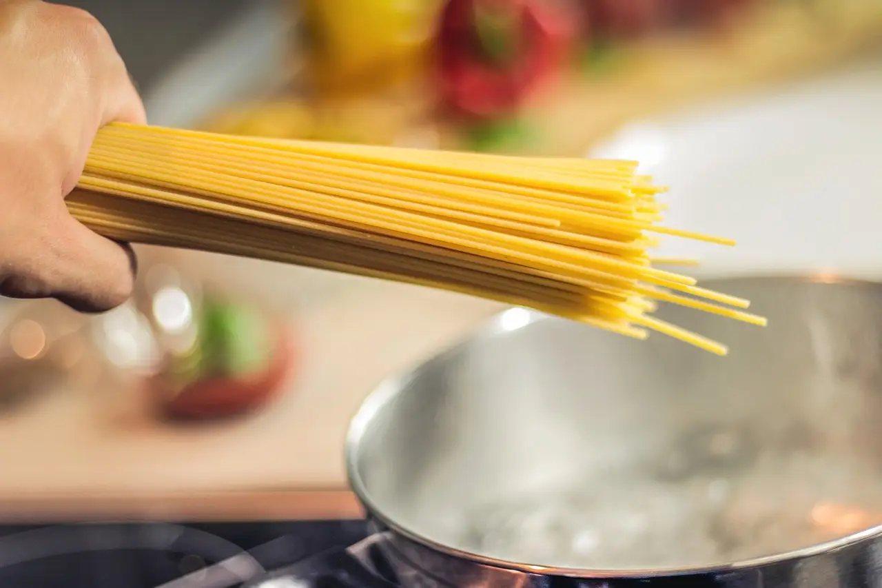 È vero che cuocere la pasta senza coperchio fa risparmiare tempo? La risposta degli chef