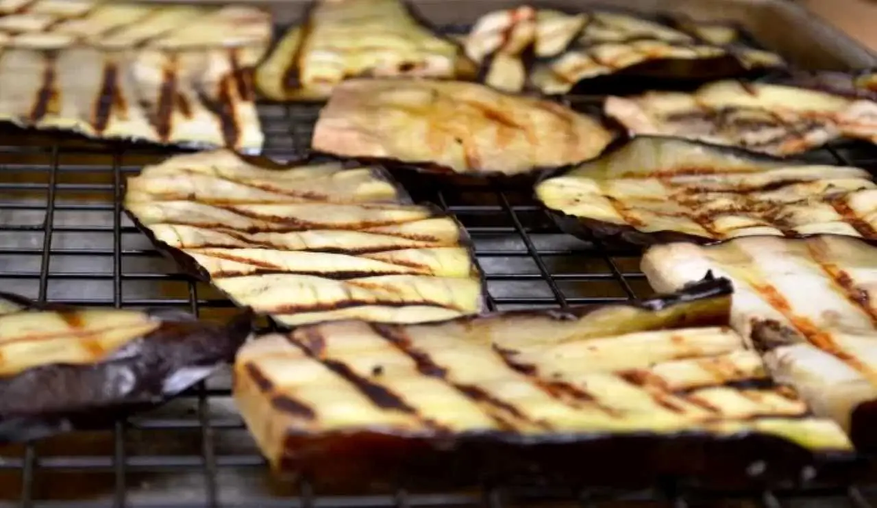 Come preparare le melanzane grigliate: ecco il trucco