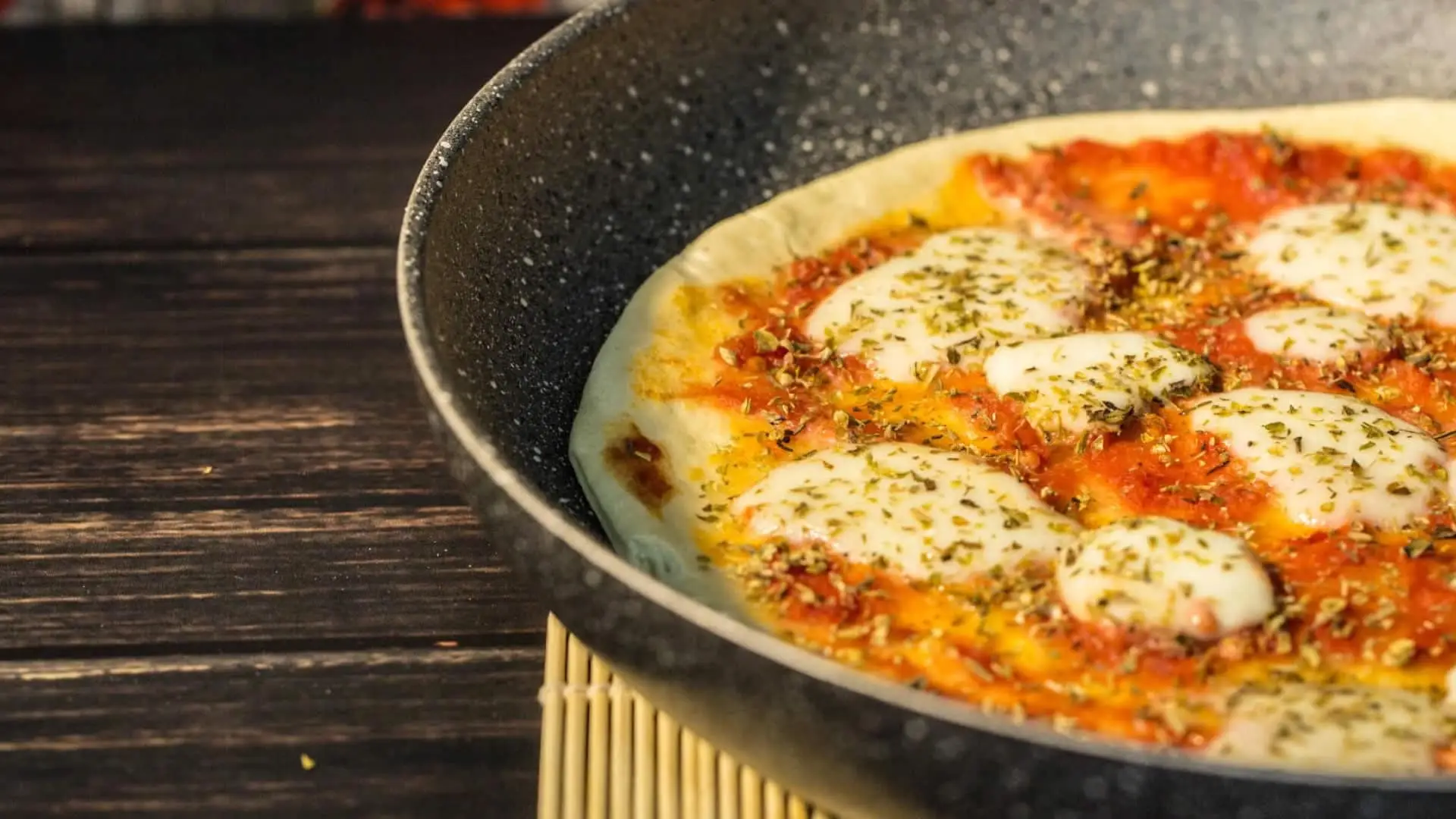 Come fare la pizza senza forno: ecco la ricetta in padella perfetta