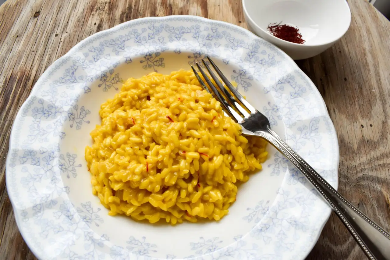 Risotto allo zafferano: il trucco per un colore intenso e un sapore unico
